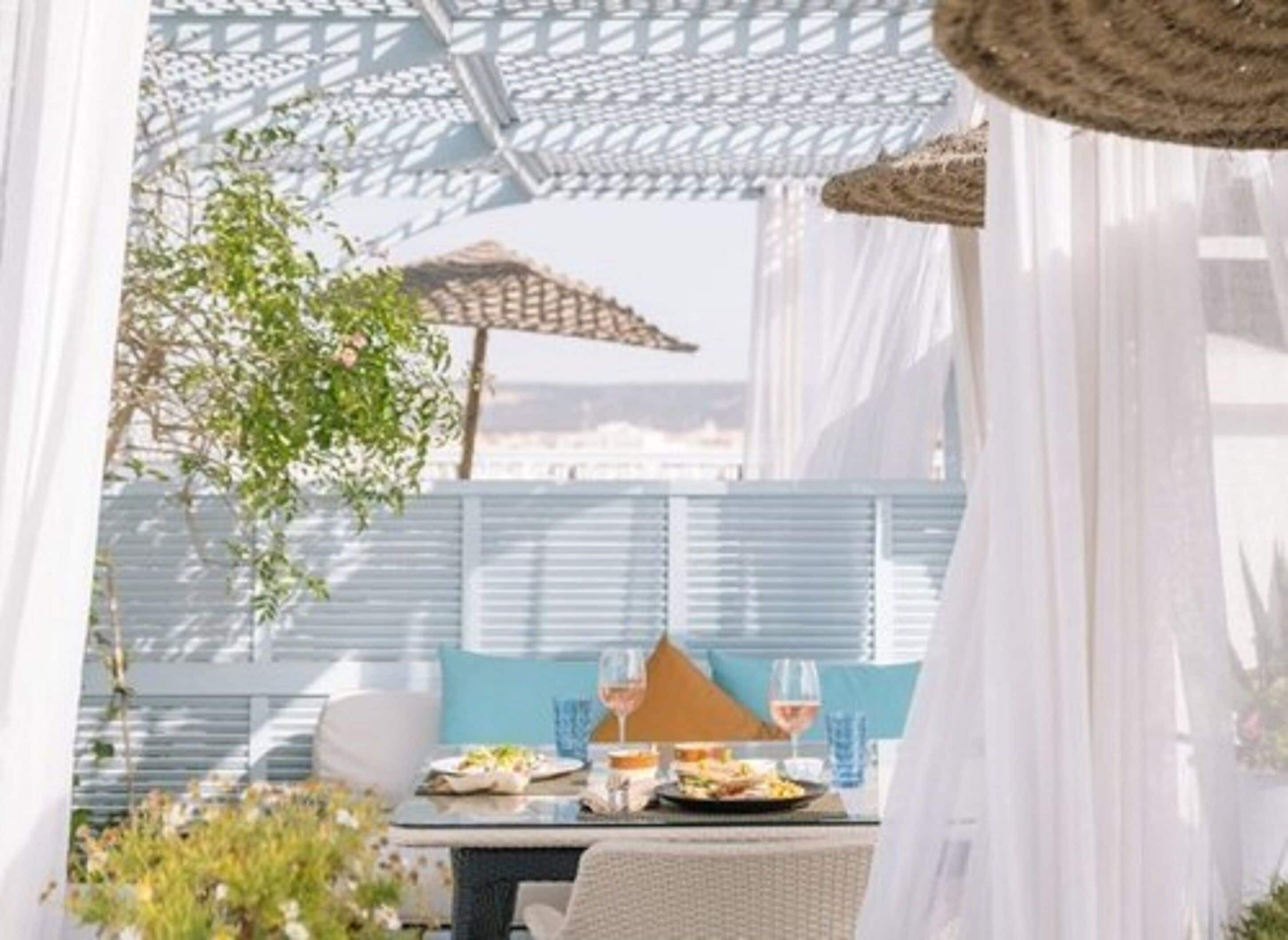 Heure Bleue Palais rooftop pool med havudsigt